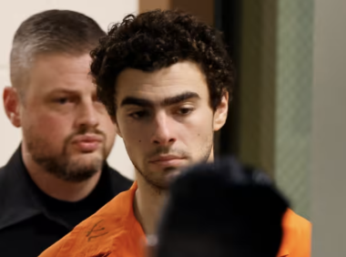 天呐！纽约检方对Luigi Mangione指控由二级谋杀改一级谋杀！并扯上恐怖主义犯罪！